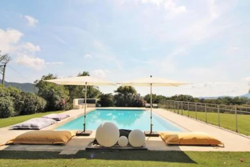 Le Domaine Des Vignes-Spacieuse Villa/Piscine Hyeres 0*,  France